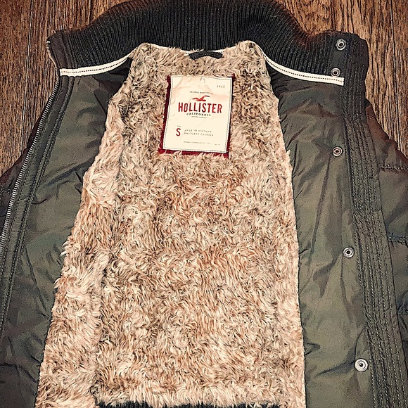 HOLLISTER Signature Down Winter Jacket; Waterfowl Feather fill; Faux fur lining - Picture 5 of 15